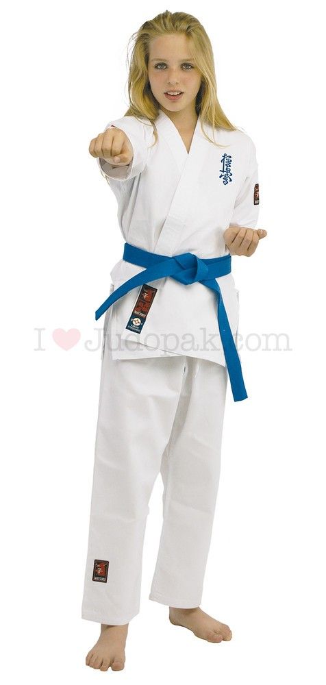 Таэквондо 14 лет. Кимоно с синим поясом киокушинкай. Кимоно для карате для девочек. Костюм карате для девочки. Костюм каратиста для девочки.
